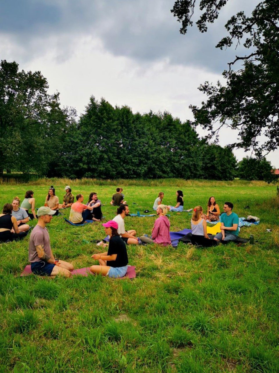 Workshop Spiel mit Nähe - Gruppe unter Baum